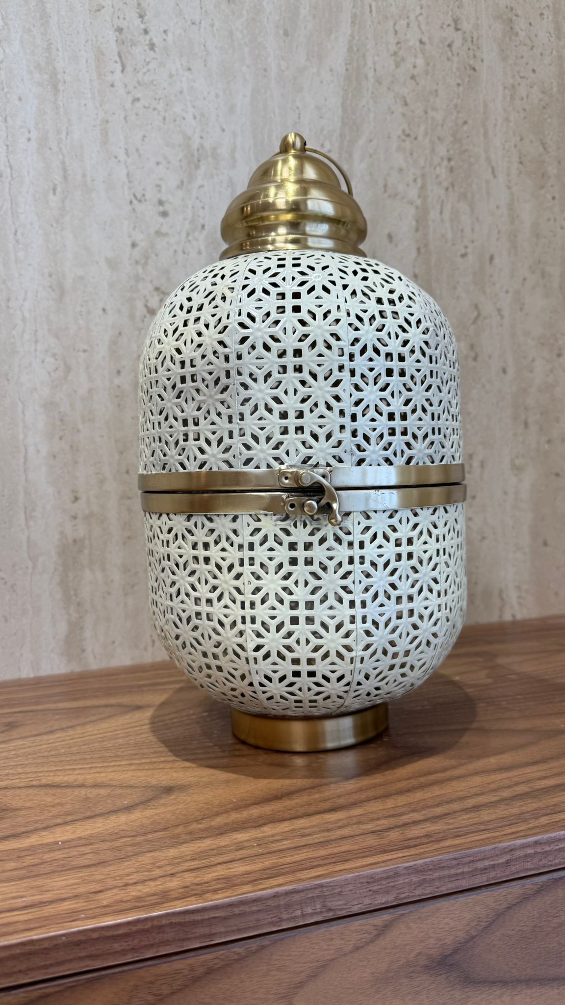 فانوس معدني بتصميم فاخر